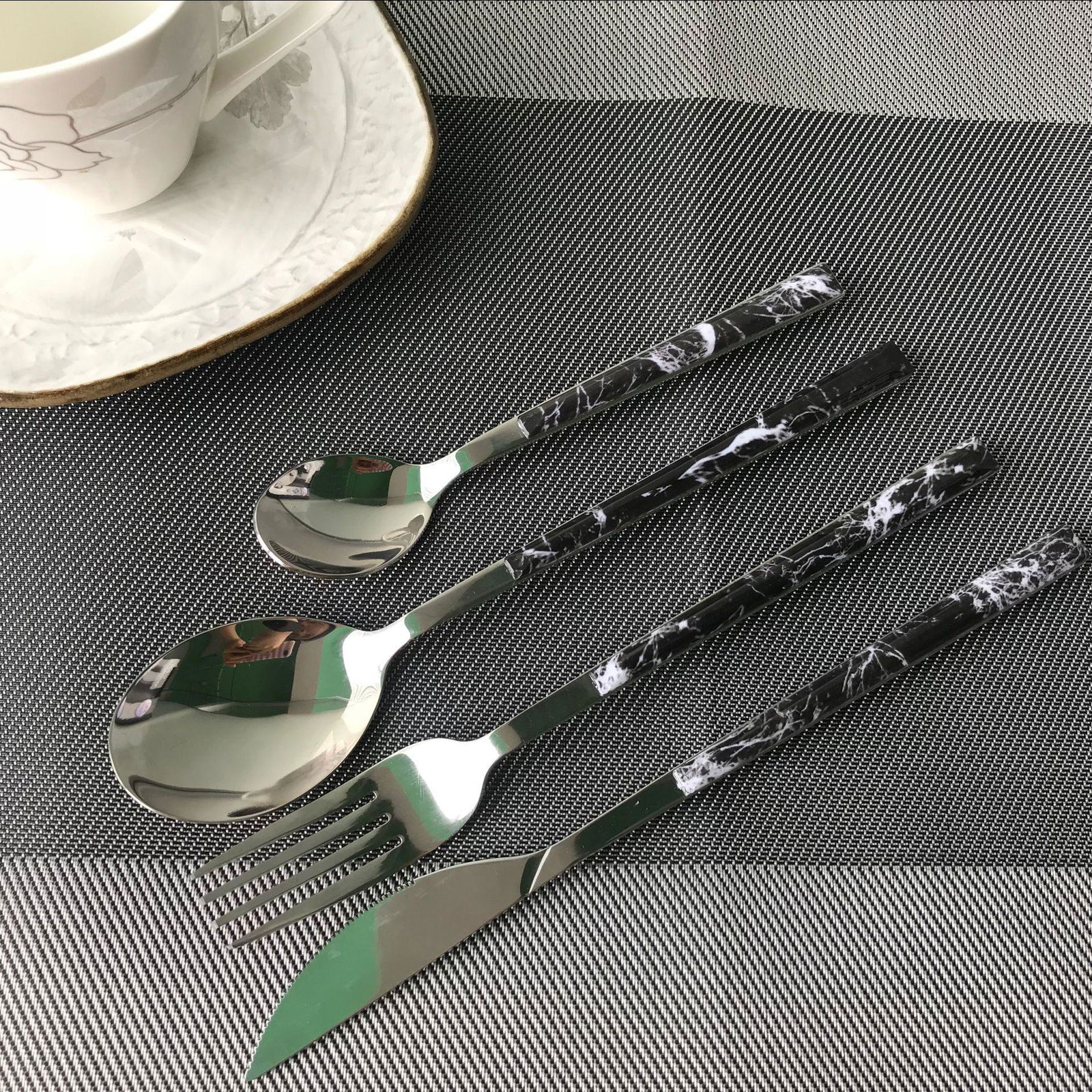 Stainless steel cutlery with PP clamp handle 2