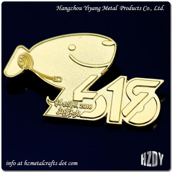 Zinc Alloy Gold Plated Animal badge Customized