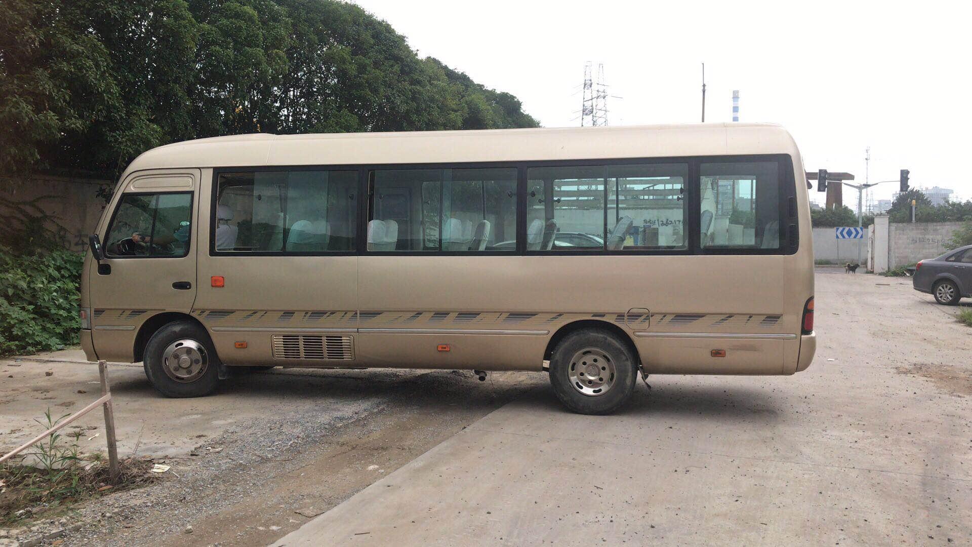 便宜优质日本丰田考斯特30座金色中巴小巴士