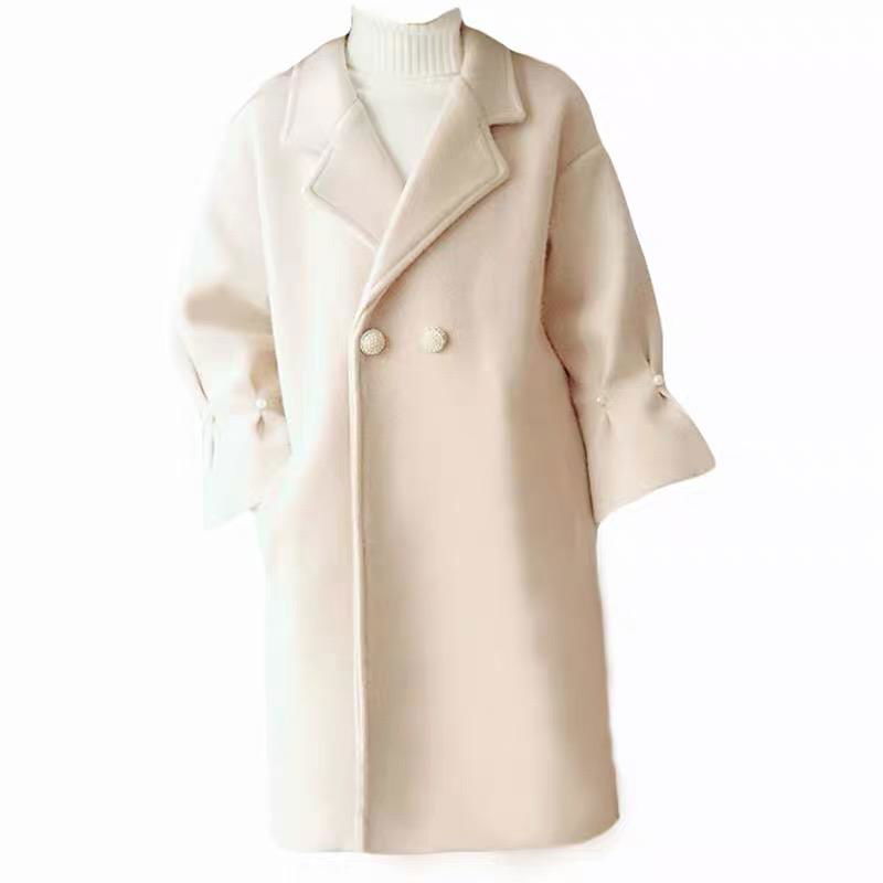 In autumn and winter the new sen school students have a long-style woolen coat  3