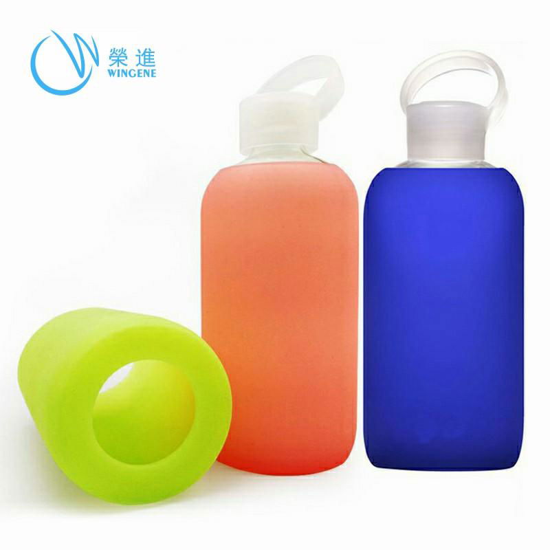 Wingenes Fashion design and colorful silicone glass water bottle with sleeve 2