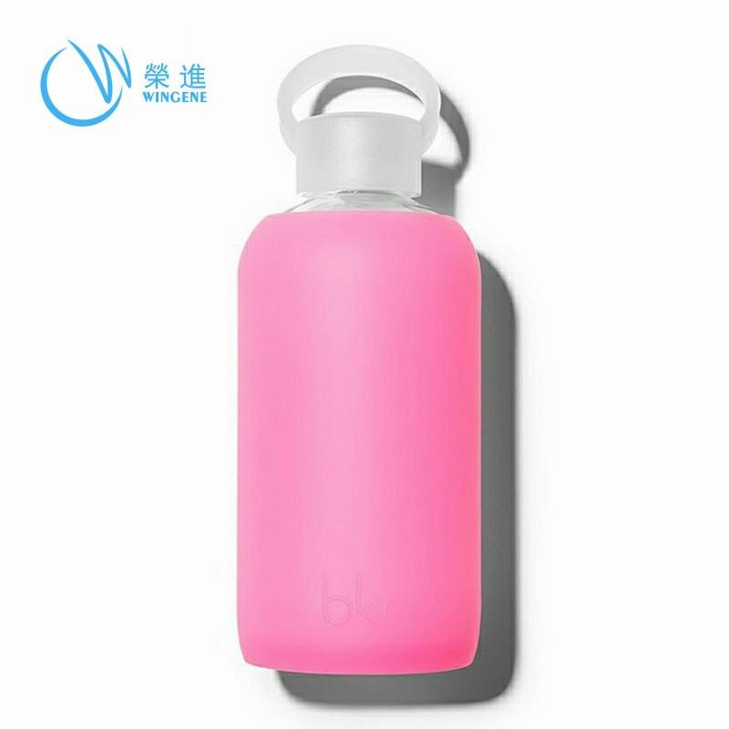 Wingenes Fashion design and colorful silicone glass water bottle with sleeve 3