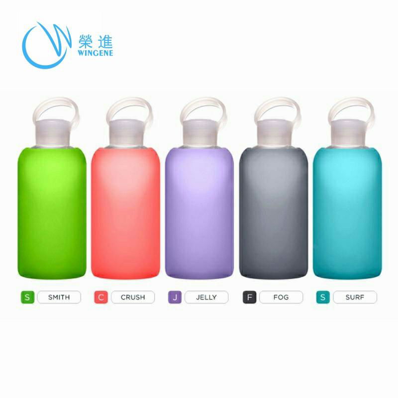 Wingenes Fashion design and colorful silicone glass water bottle with sleeve