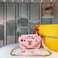               NEW WAVE CHAIN BAG MM     omen crossboday handbag     onogram Mult 18