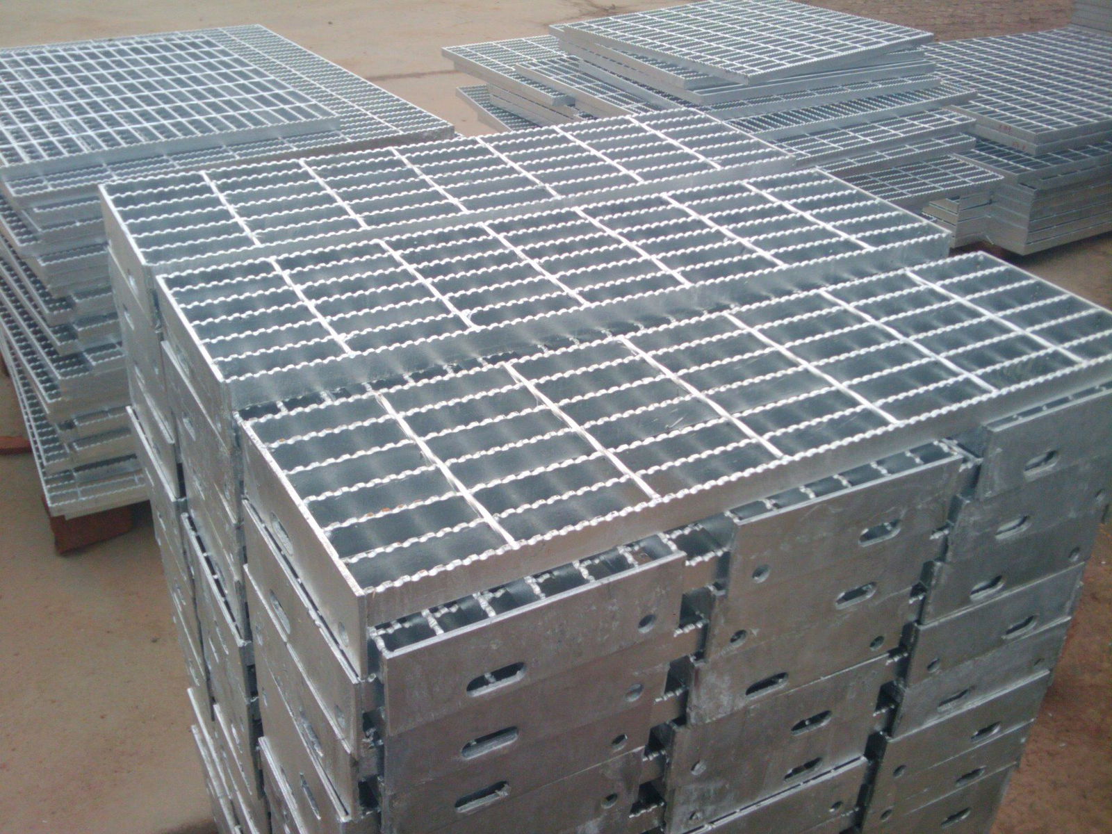 Hot-dip galvanized steel grating