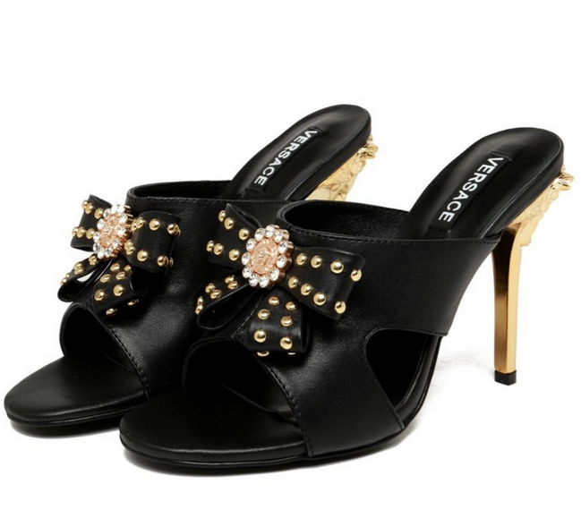         Palazzo stiletto pump with an iconic status         sandal mule  4