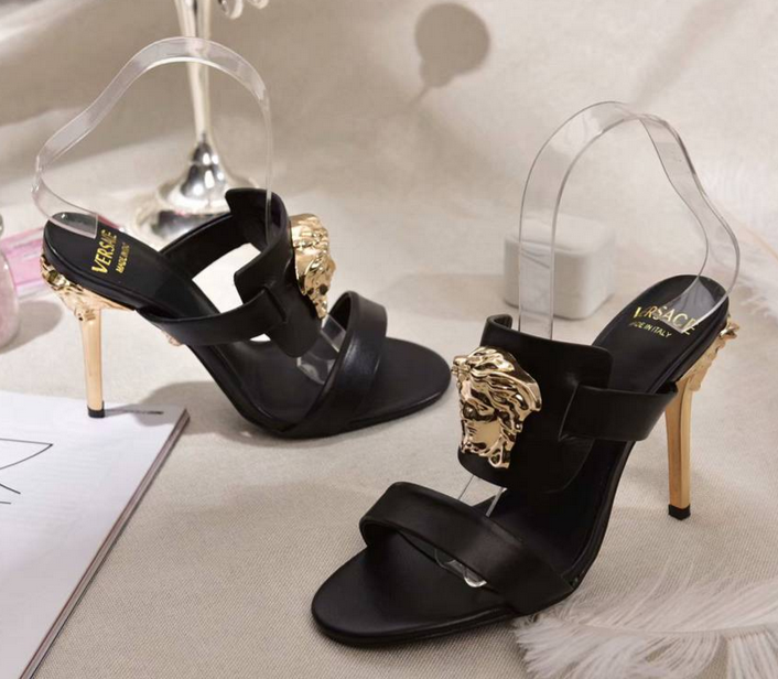         Palazzo stiletto pump with an iconic status         sandal mule 