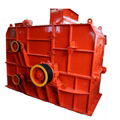 Low hanging and high swing jaw crusher