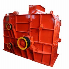 Low hanging and high swing jaw crusher