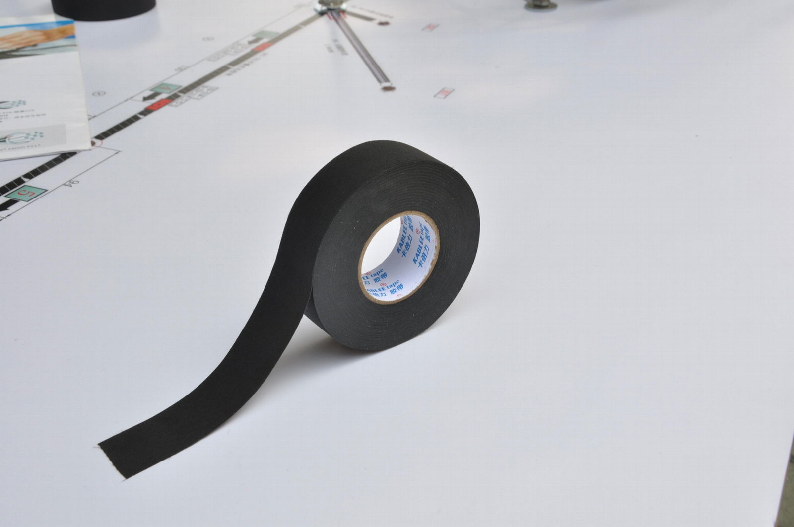 Hand-tearable cloth tape 