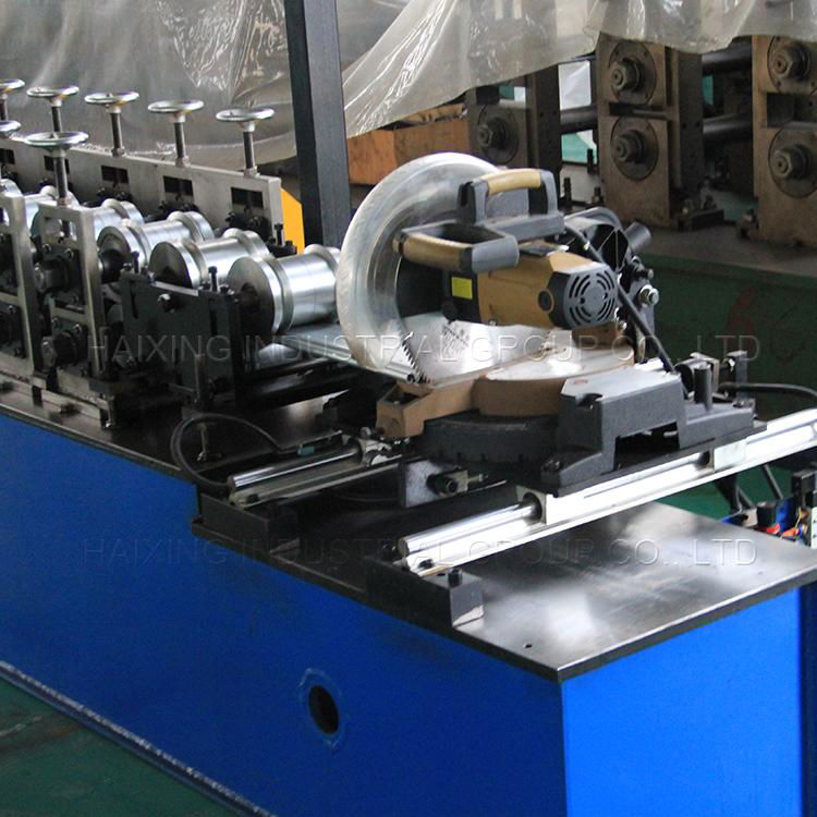 Flying saw cutting door forming rolling shutter machine 5