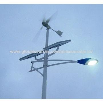 6M 30w solar wind hybrid street light 1