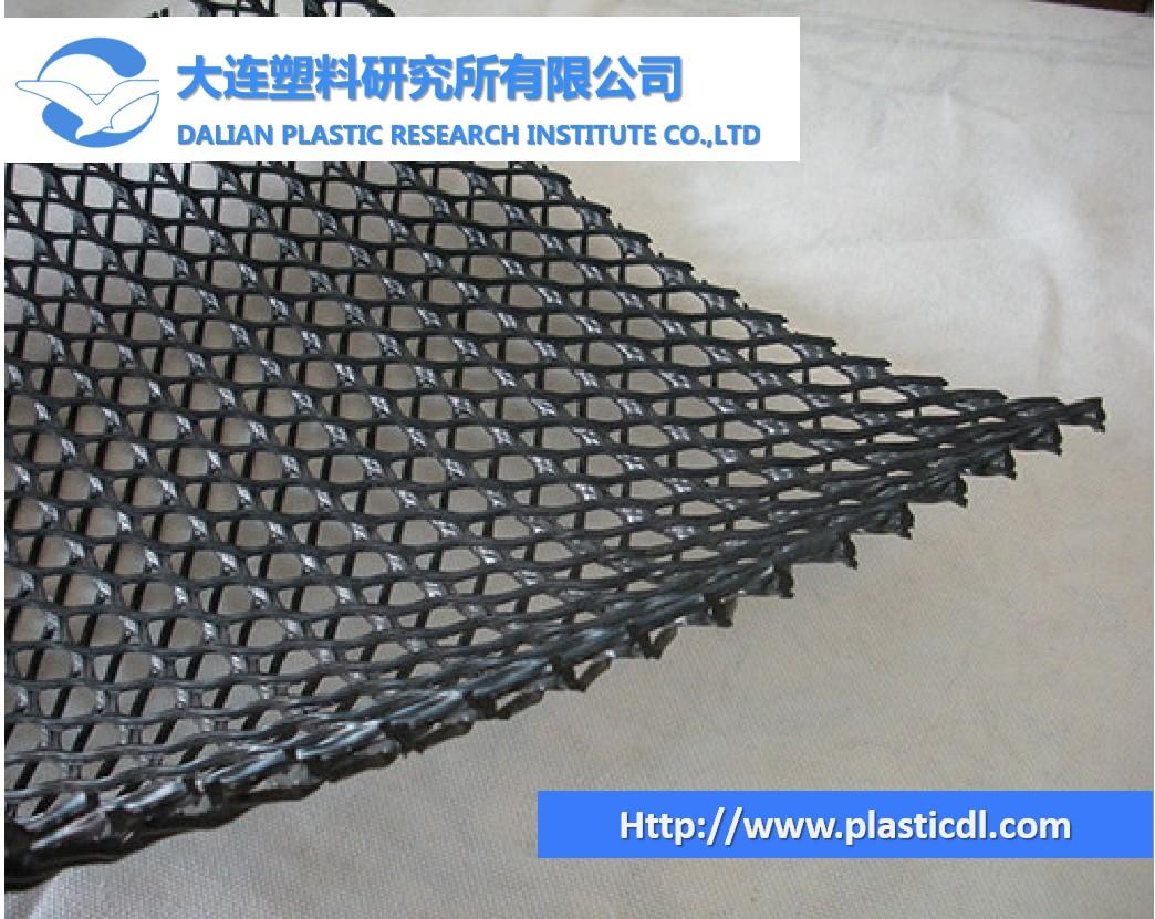 Geocomposite drainage net for landfill construction  3