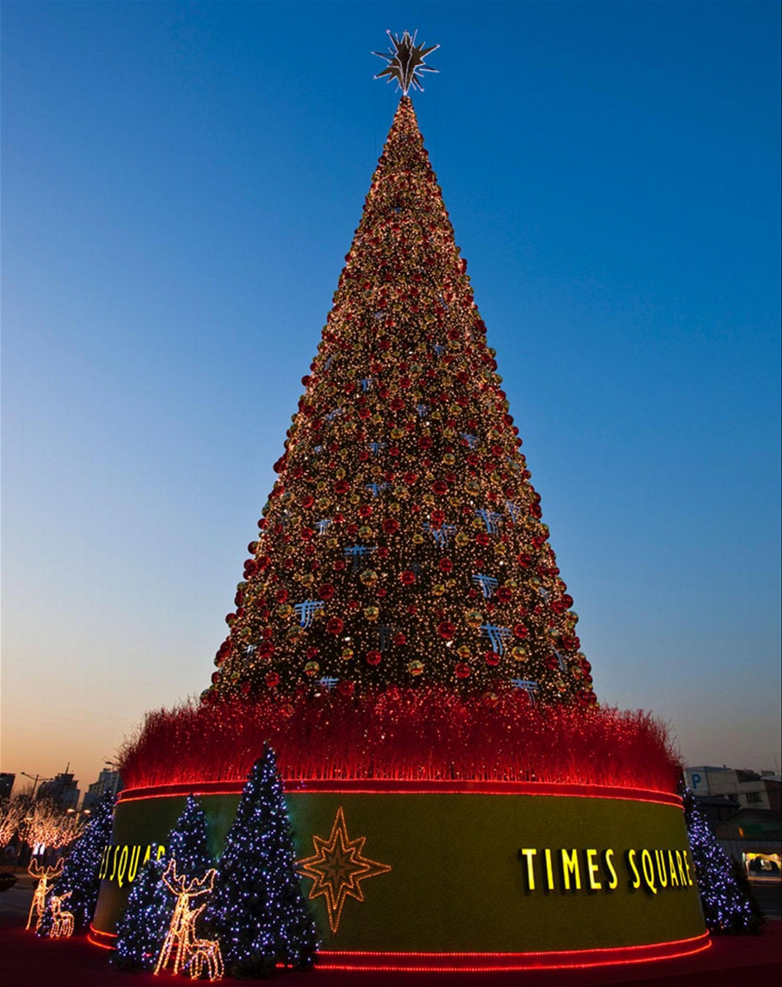 Giant commercial christmas tree 2