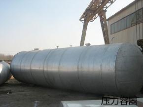 Pressure vessel made by clad metal material 