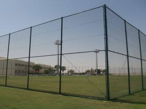 足球场上的深圳DH214型球场围栏网
