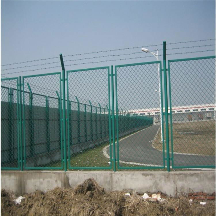 用在操场隔离的DH213型铁路护栏网
