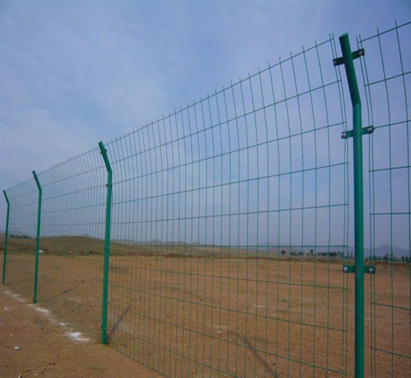 正在使用的DH213双边型深圳铁丝网围栏