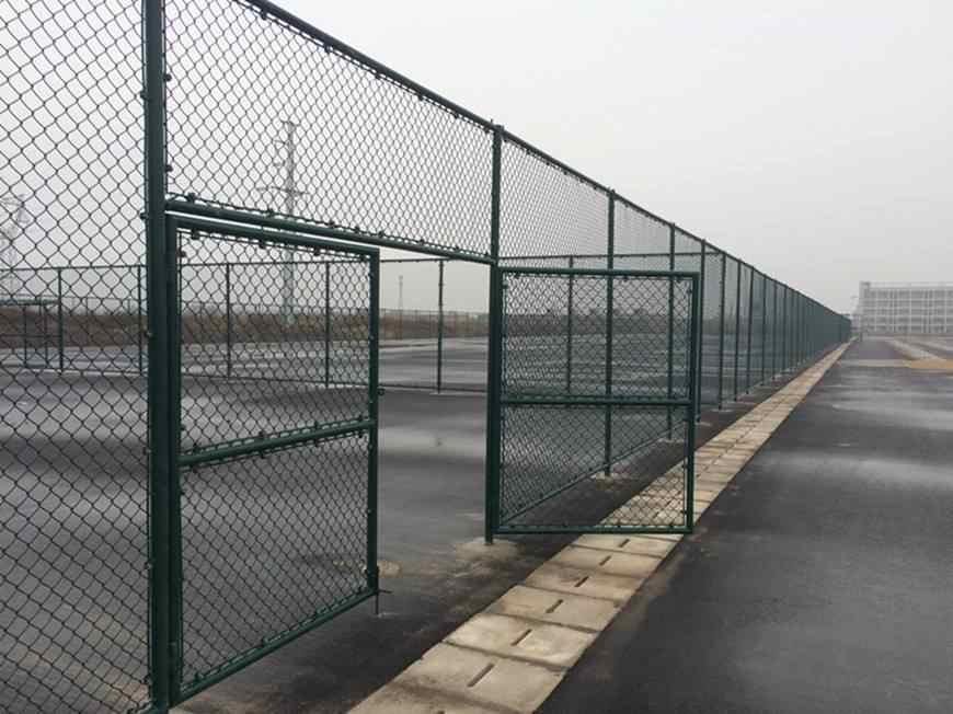 深圳球场围网安装专家推荐使用的球场铁丝网