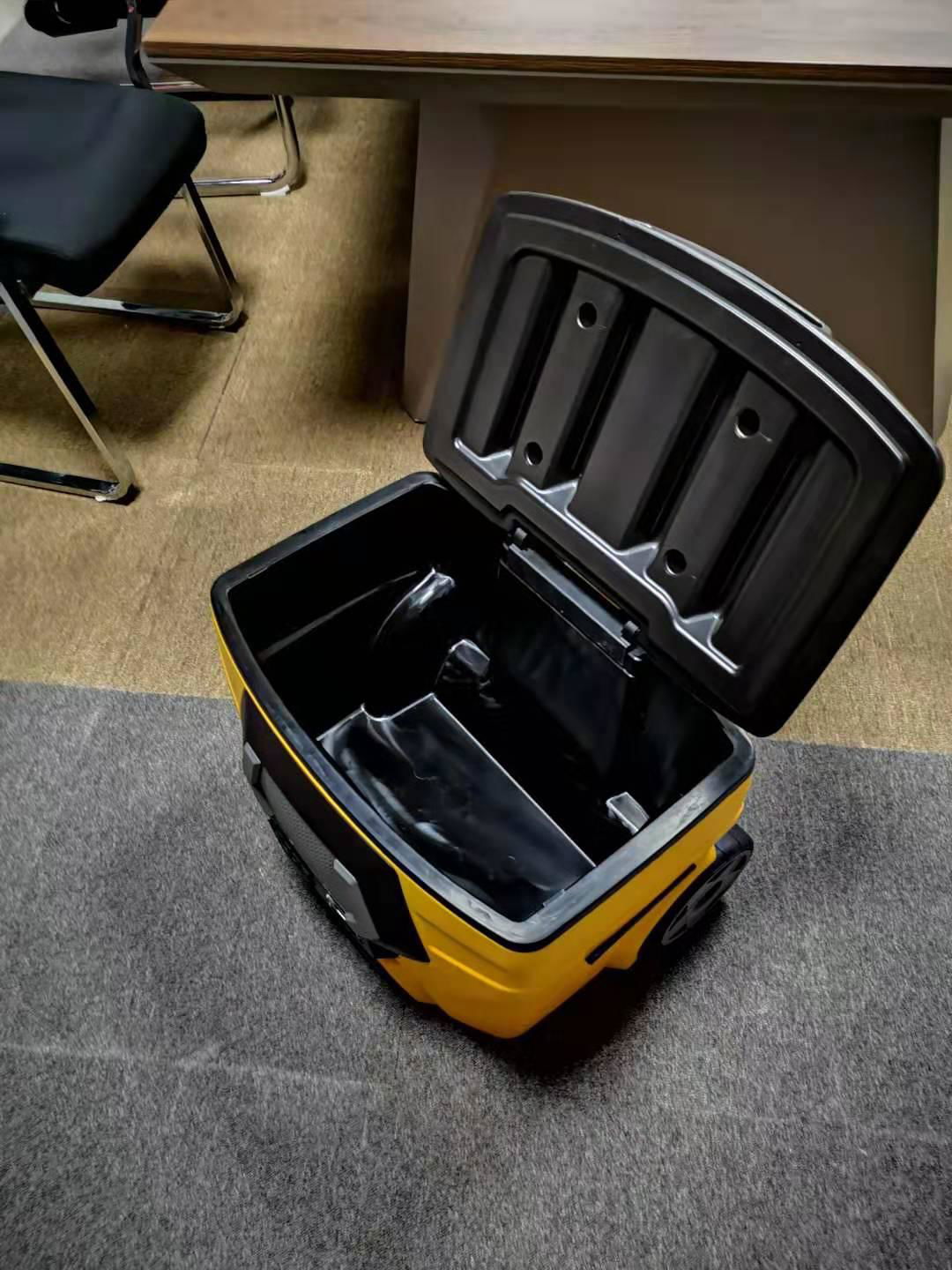 50 L Bluetooth cooler box with wheel cooler bag 4