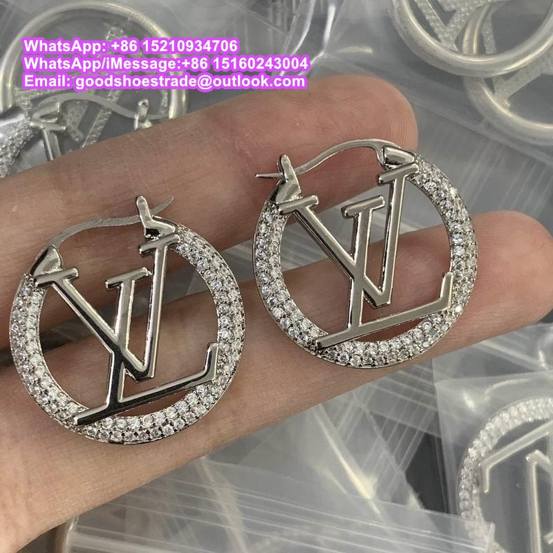     ARRINGS mbossed ircle earrings wiggy Earrings monogram Flowers ear studs LV 10