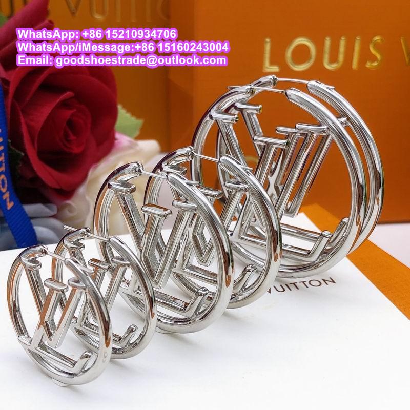     ARRINGS mbossed ircle earrings wiggy Earrings monogram Flowers ear studs LV 11