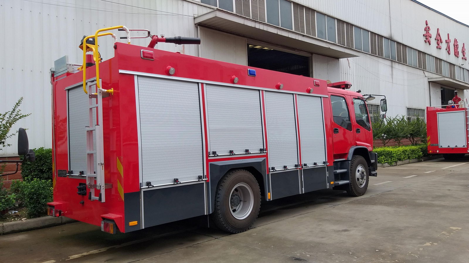 China Qingling Isuzu 6-Ton Foam and Water Fire Truck 2