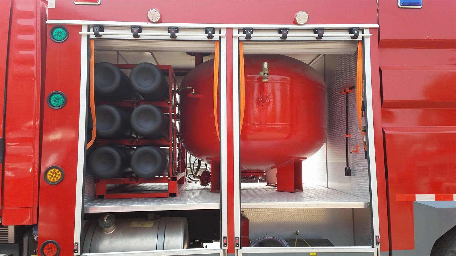 Sinotruk Howo 4*2 Dry Powder Combined Water Foam Tank Fire Truck for Manufacture 2