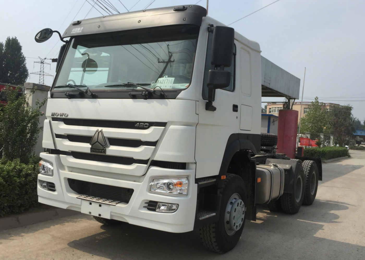 Howo 6x4 tractor truck 60 tons loading 3