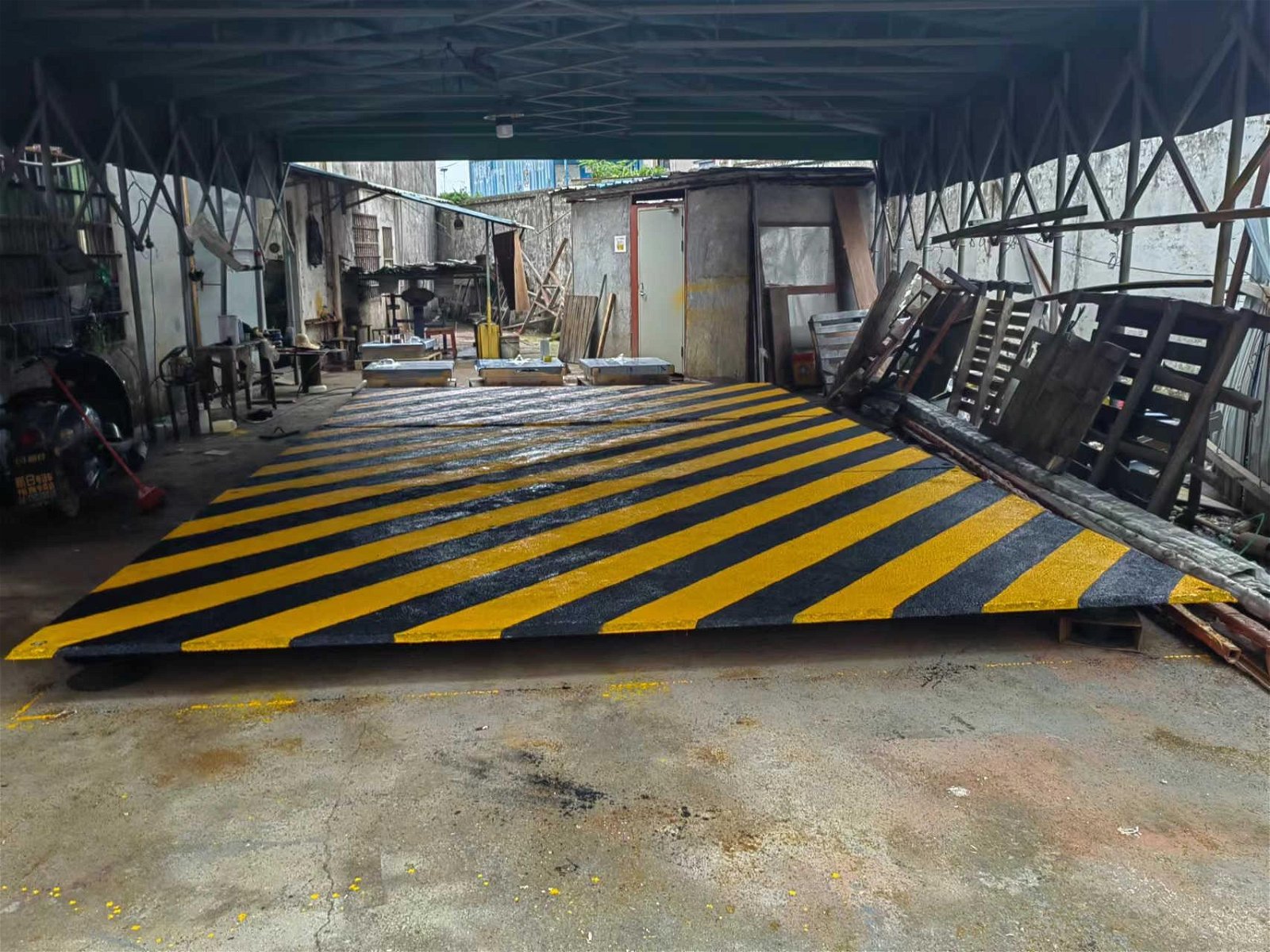 香港 黑黄间防滑铁板-地面防滑铁板.