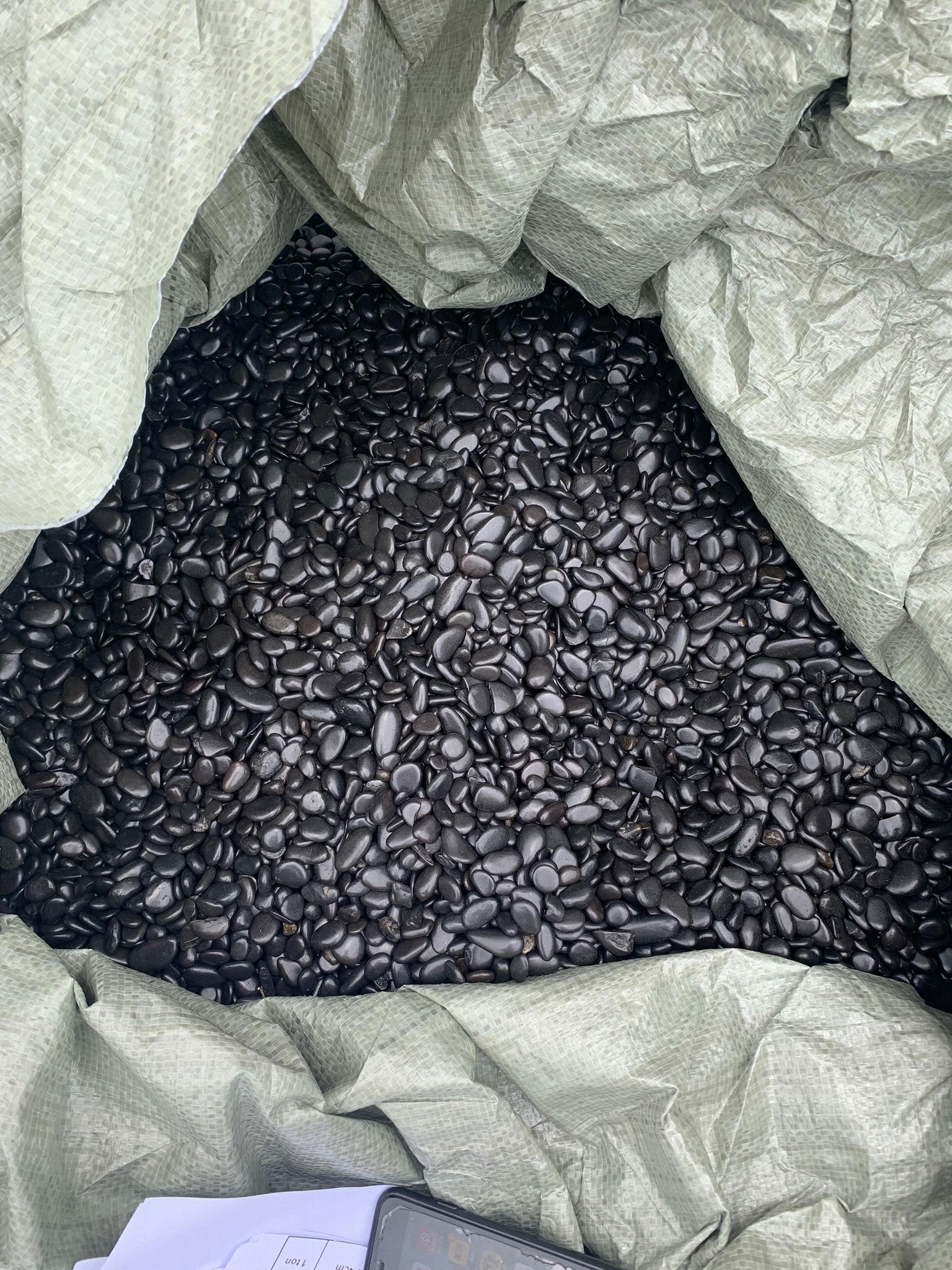 Black high polished pebble for garden bed pot plant EW11 Easywell