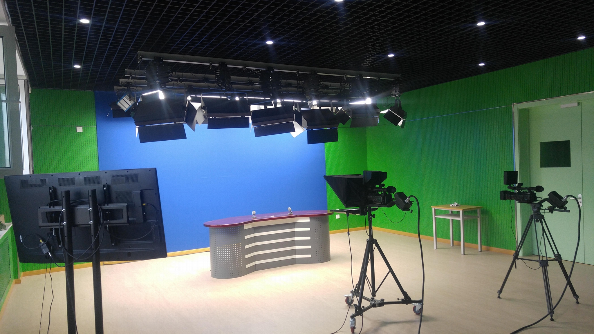 演播厅_有声小说亡魂鸟李野默演播_南京电视台演播中心坍塌事故原因分析