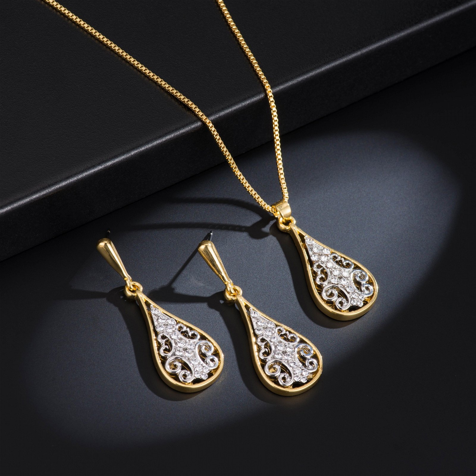 Fashion Accessories of Necklace  Earrings Set 