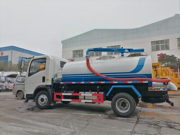 Sinotruk howo 5 Cubic Meter Fecal Suction Truck For Sales 2