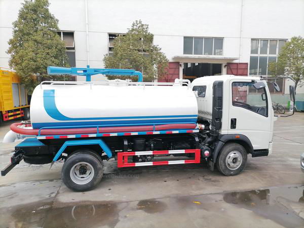 Sinotruk howo 5 Cubic Meter Fecal Suction Truck For Sales 3