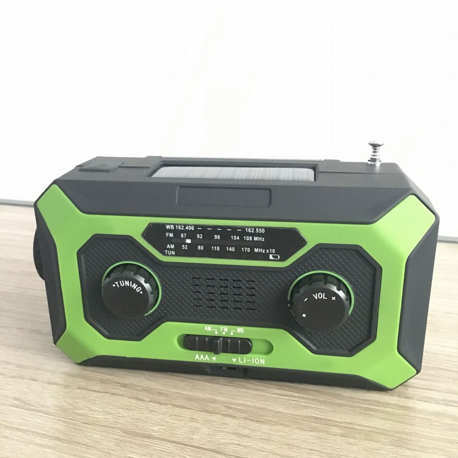 Solar Rechargeable Emergency Hand Crank Powered Am/FM Radio with LED Flashlight 