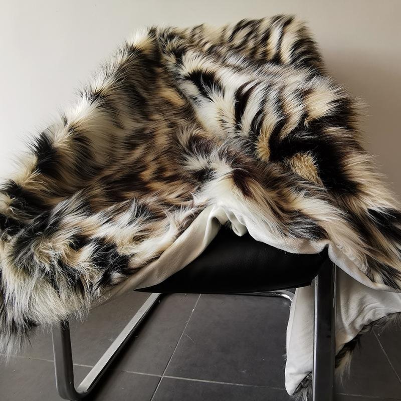 China supplier different style low MOQ 50*60 inch stock throw blankets faux fur  5