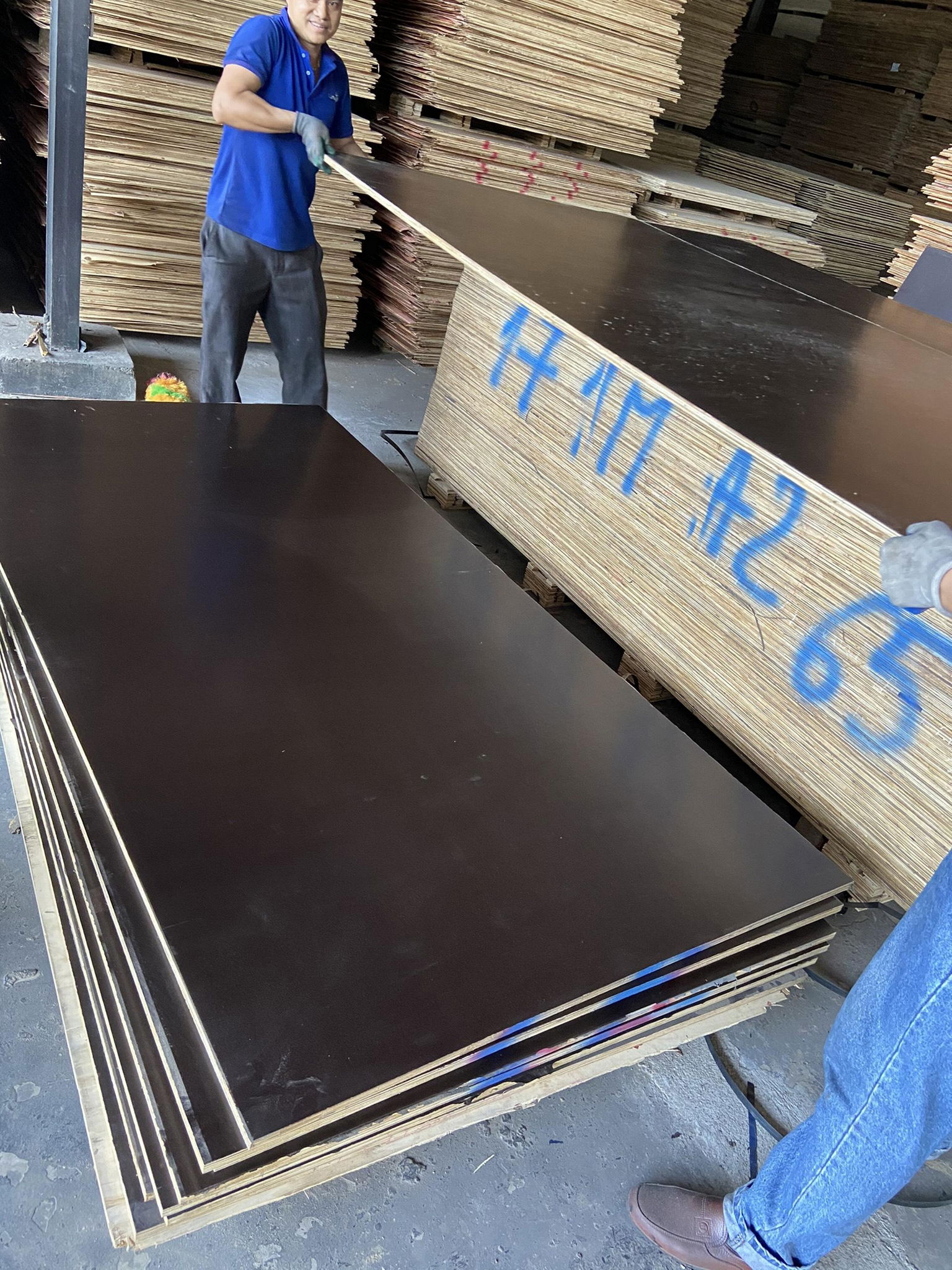 Film faced plywood for construction from Vietnam factory 5