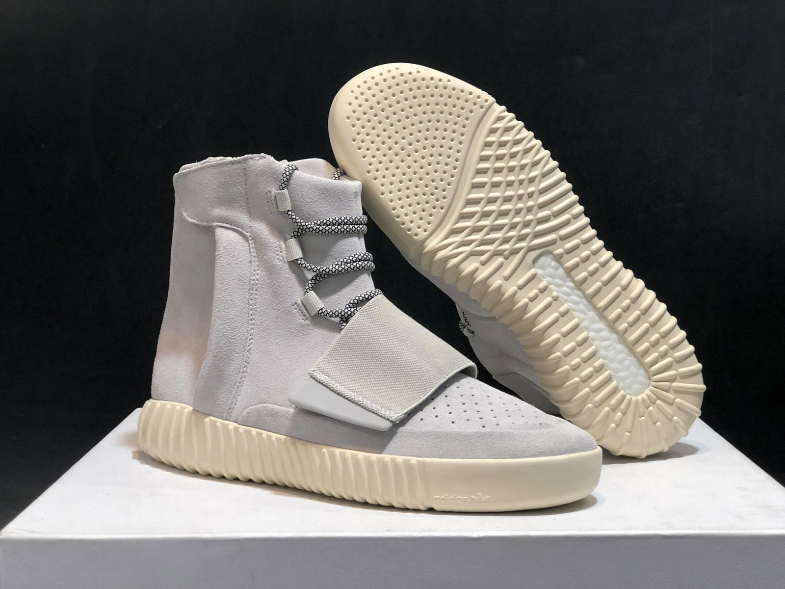 ومع ذلك ميداني ضبط adidas yeezy 750 og 