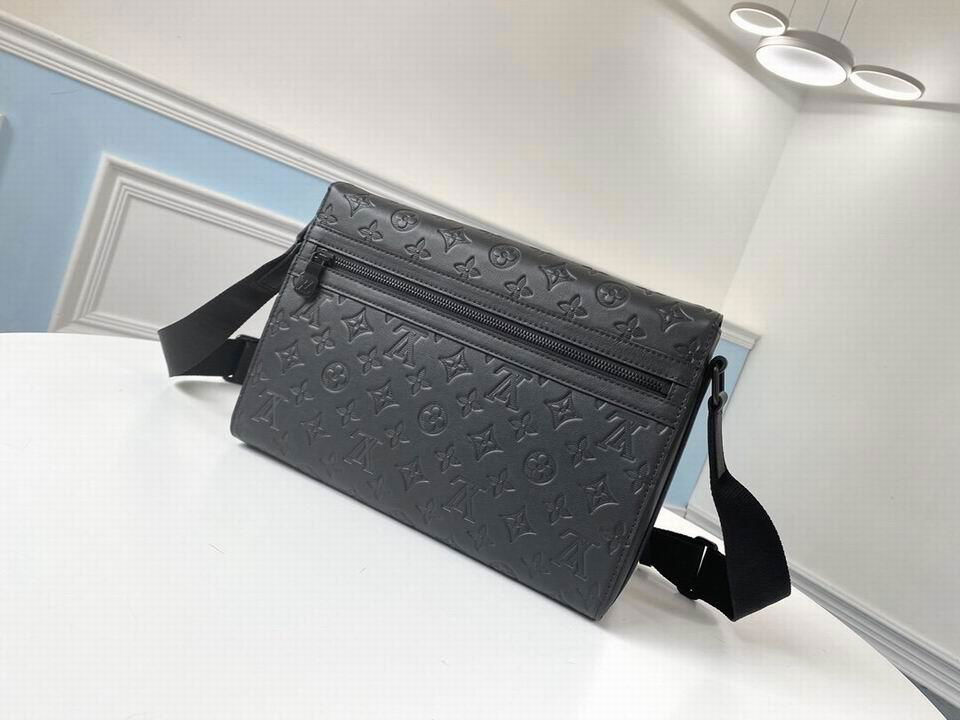               SPRINTER MESSENGER     mbossed Monogram Bag black 4