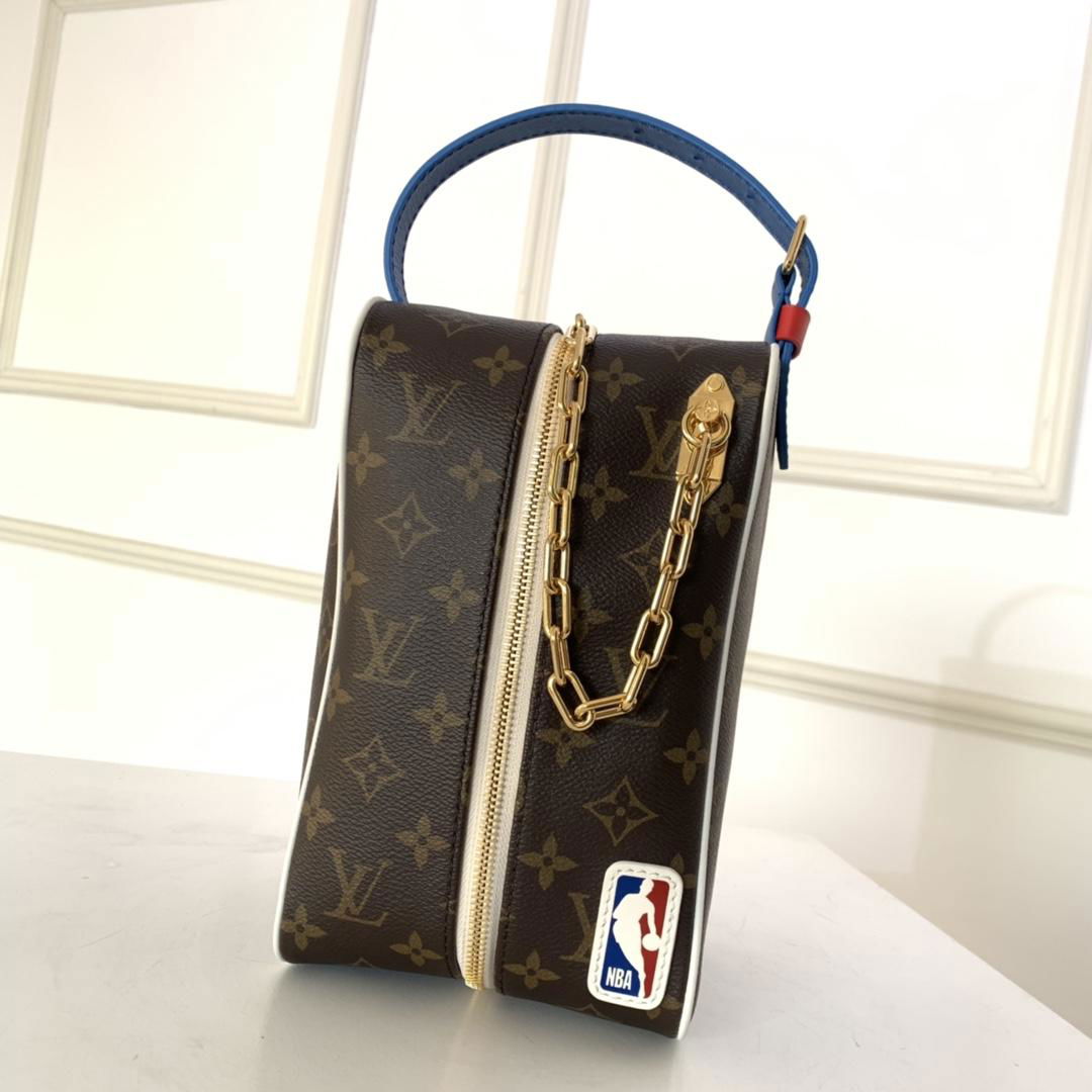               LVXNBA CLOAKROOM DOPP KIT     BA chain bags  3