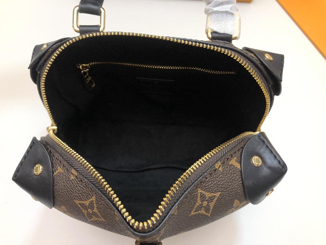               Petite Malle Souple Monogram     ig strap shoulder bag 3