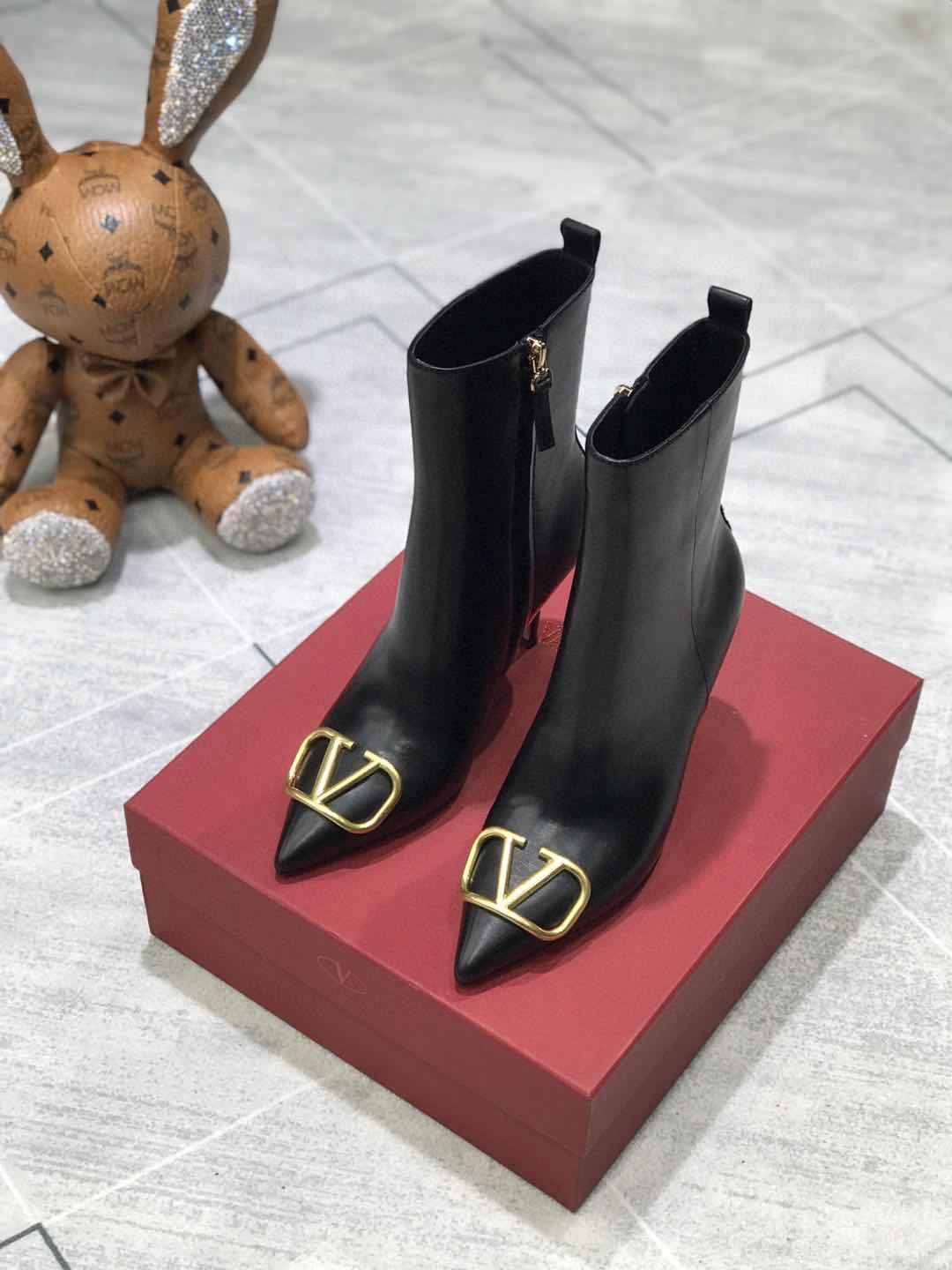           Garavani VLOGO pointed toe ankle boots Ladies leather heel boots 4