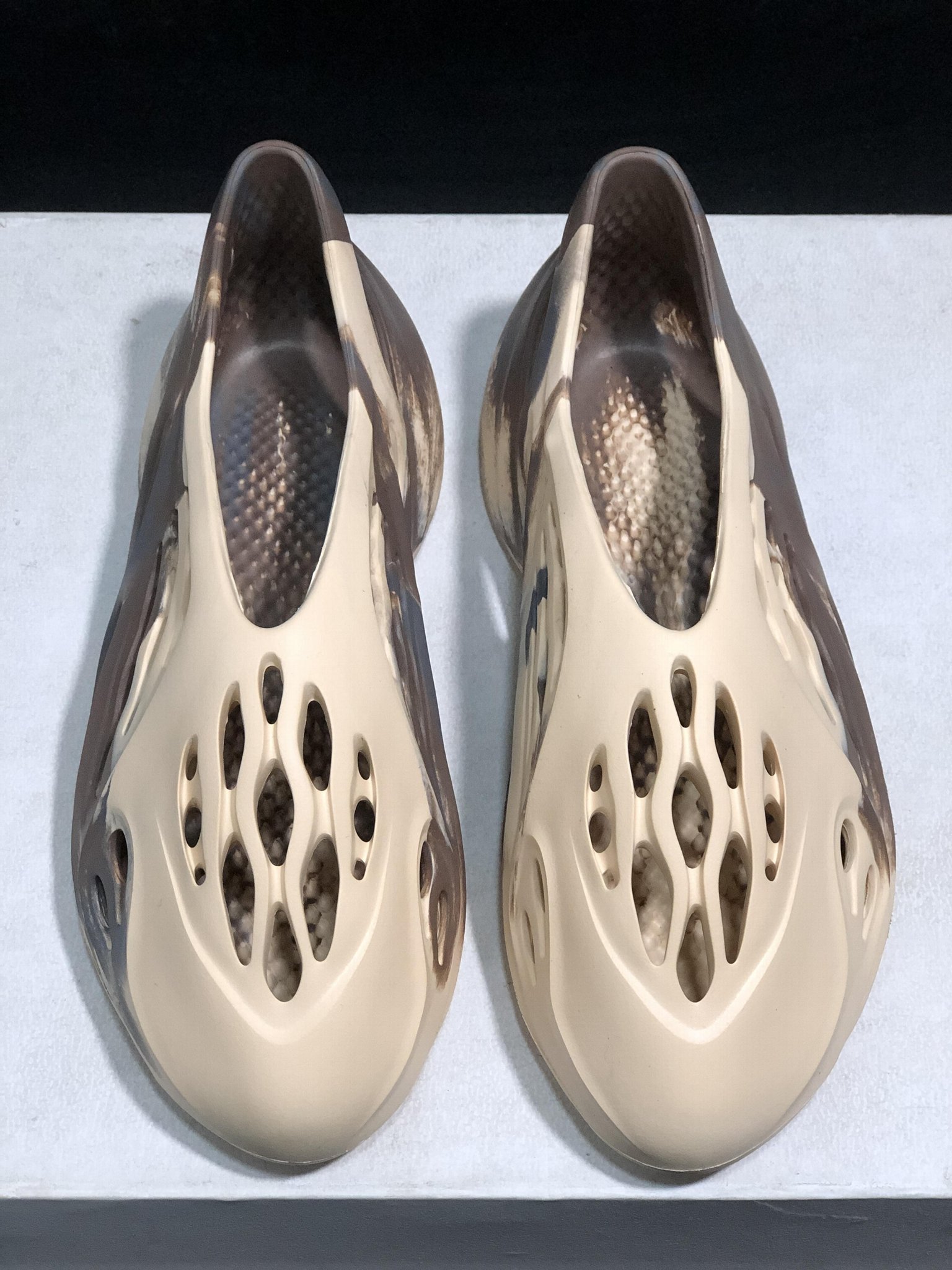        originals Yeezy Foam Runner MX Cream Clay sandal Yeezy women sandals  2