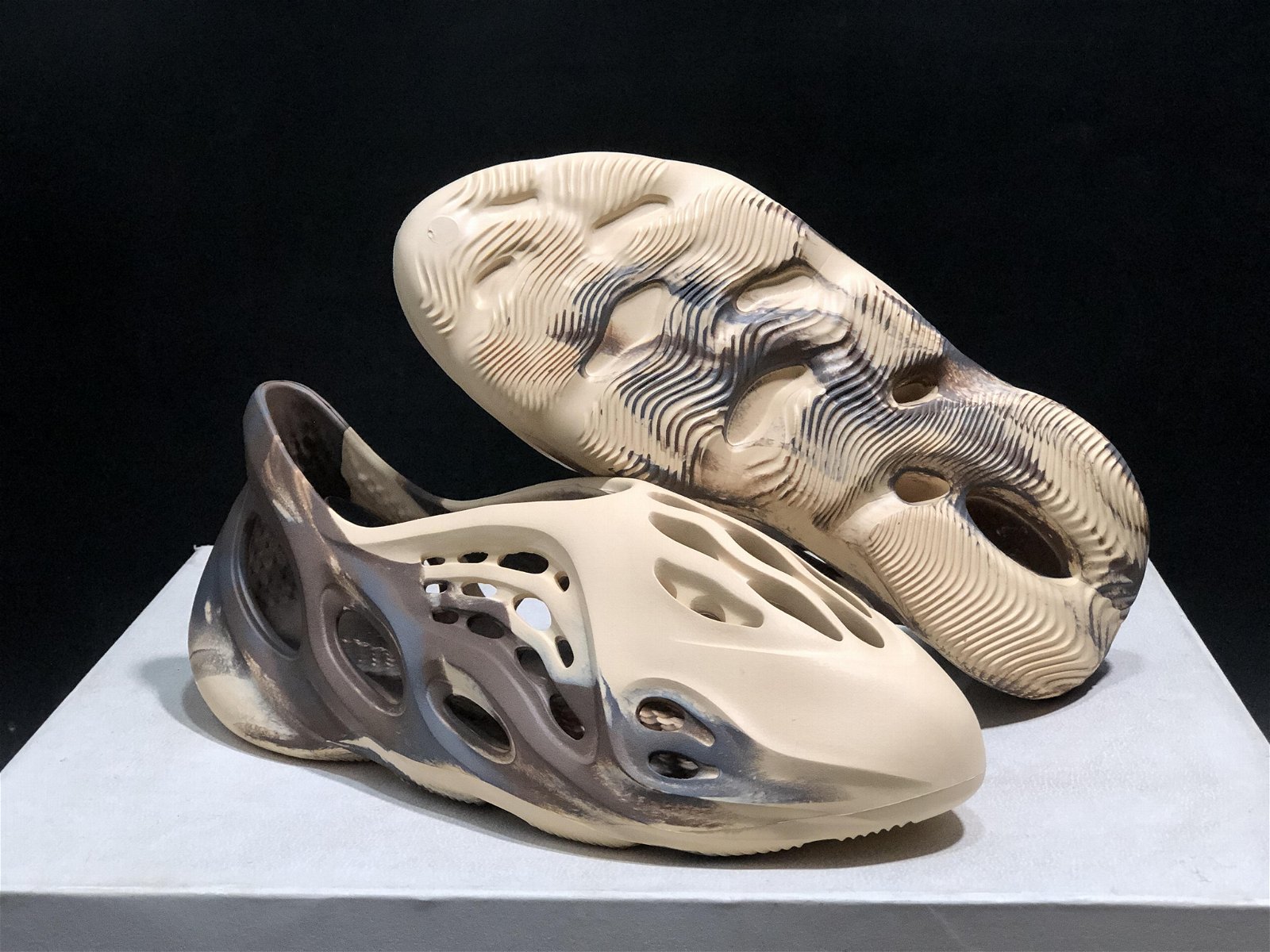        originals Yeezy Foam Runner MX Cream Clay sandal Yeezy women sandals 