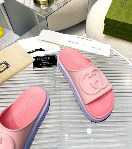       Women’s slide sandal with interlocking G Women platform slides pink