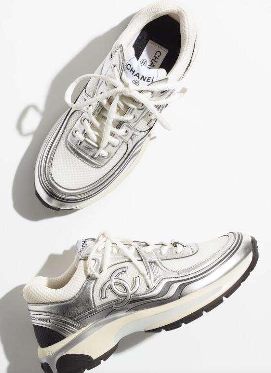        23C White Silver Metallic CC Logo Lace Up Flat Runner Trainer Sneaker 2