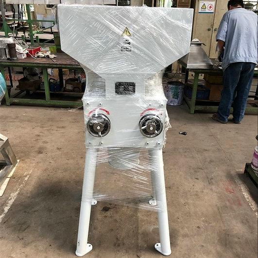山東新型釀酒麥芽粉碎機 不鏽鋼對輥式粉碎機圖片 2