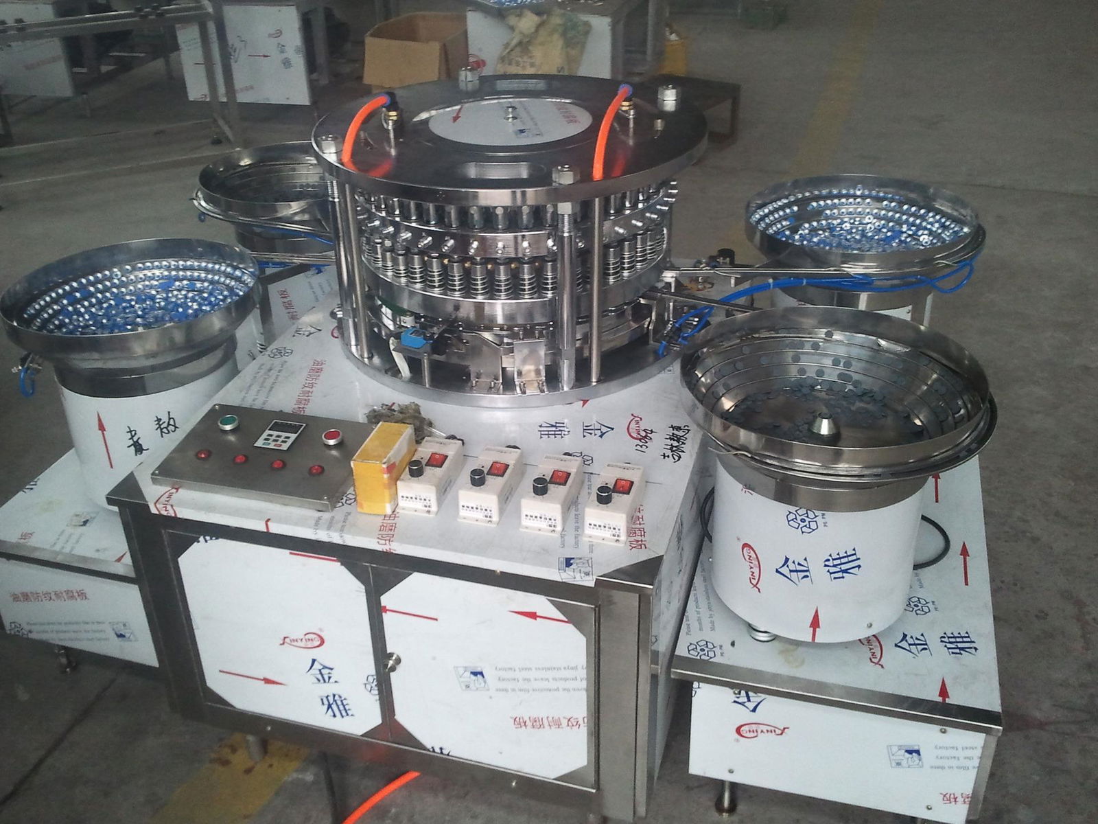 Assembly machine for combine plastic part with aluminum seal  2