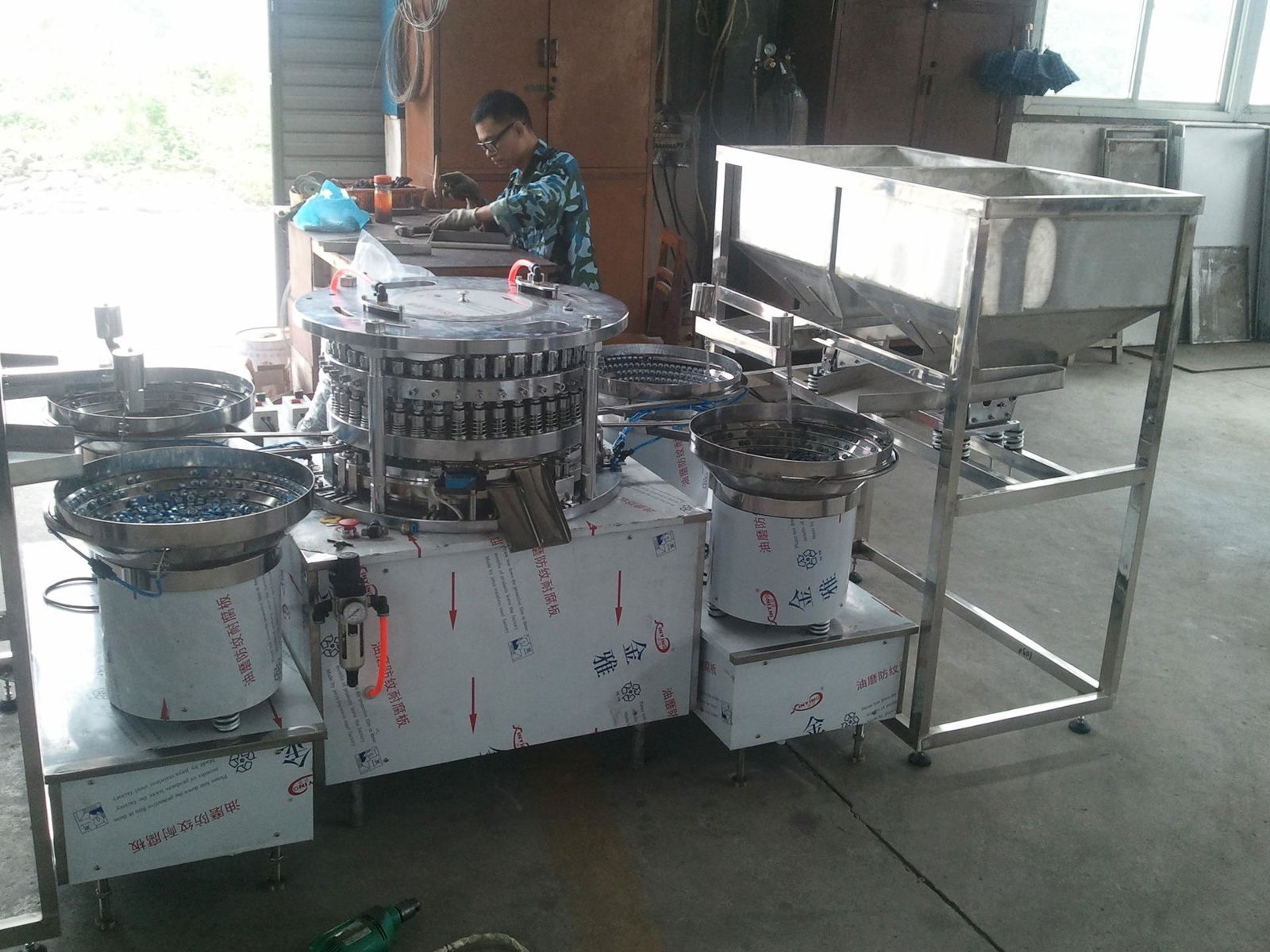 Assembly machine for combine plastic part with aluminum seal  3